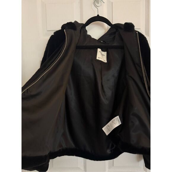 Abercrombie and Fitch short faux fur jacket - Picture 4 of 5